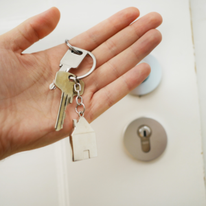 mano con llaves de casa real estate